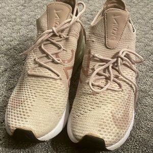 Women’s Size 8 Nike Air Max 270 FlyKnit